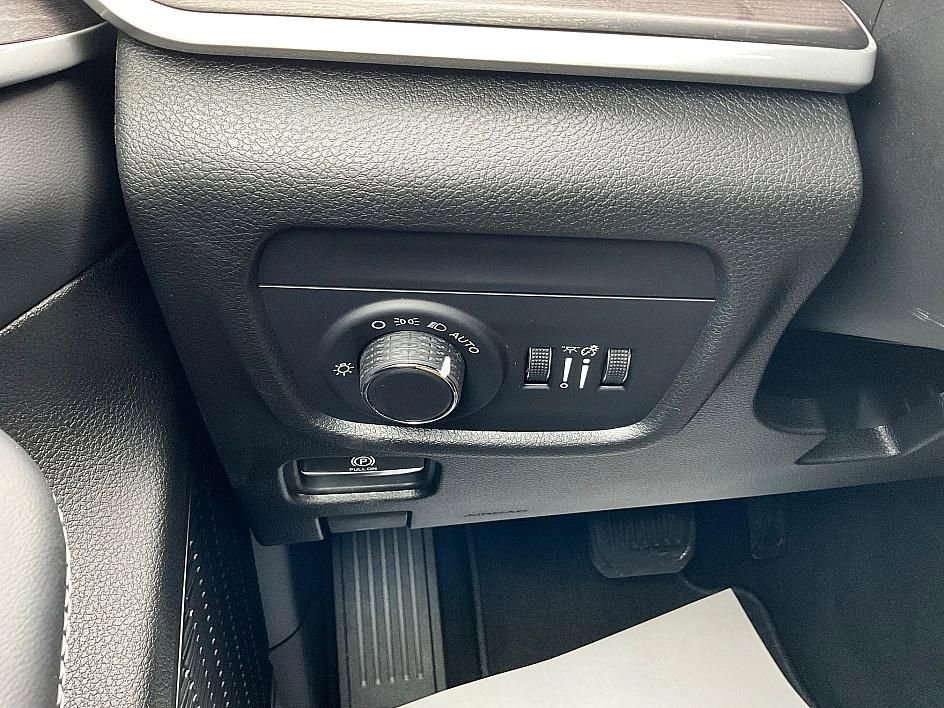 New 2026 Jeep Grand Cherokee Altitude image 16