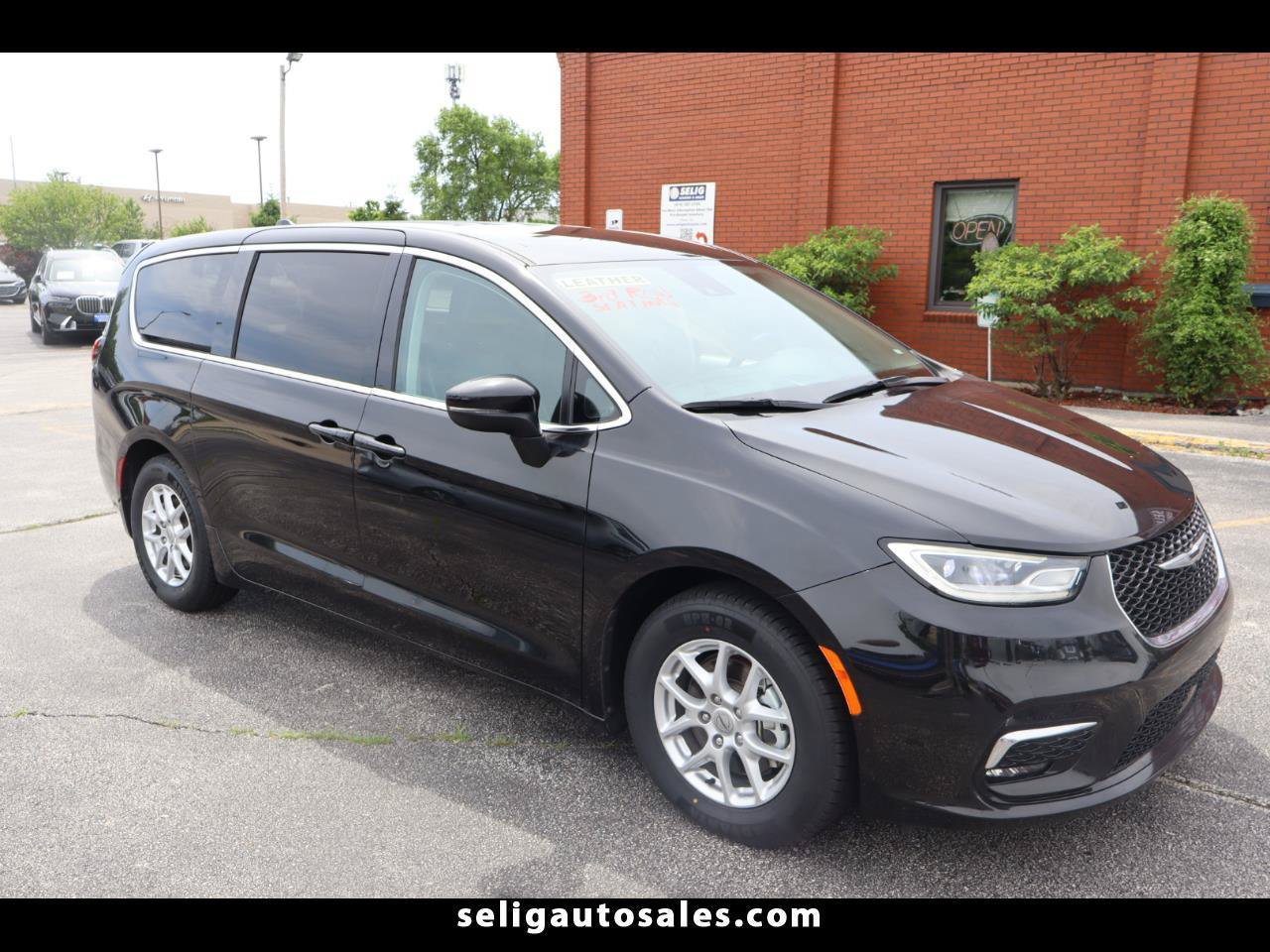 Used 2023 Chrysler Pacifica Touring-L