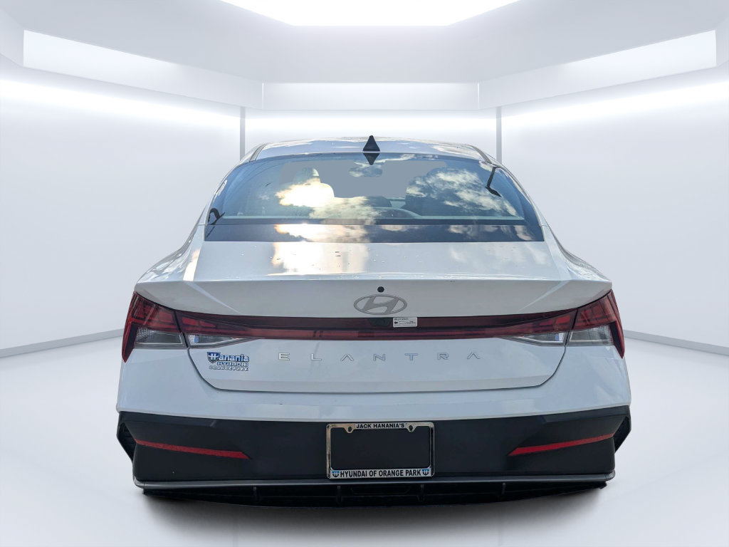 Used 2025 Hyundai Elantra SEL FWD image 5