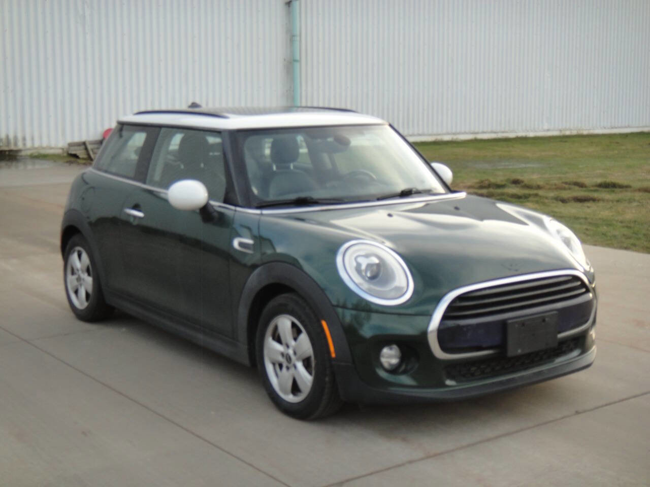 Used 2017 MINI Cooper 2-Door Hardtop image 4