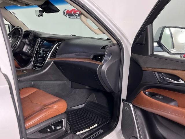 Used 2018 Cadillac Escalade Luxury AWD/4WD image 35