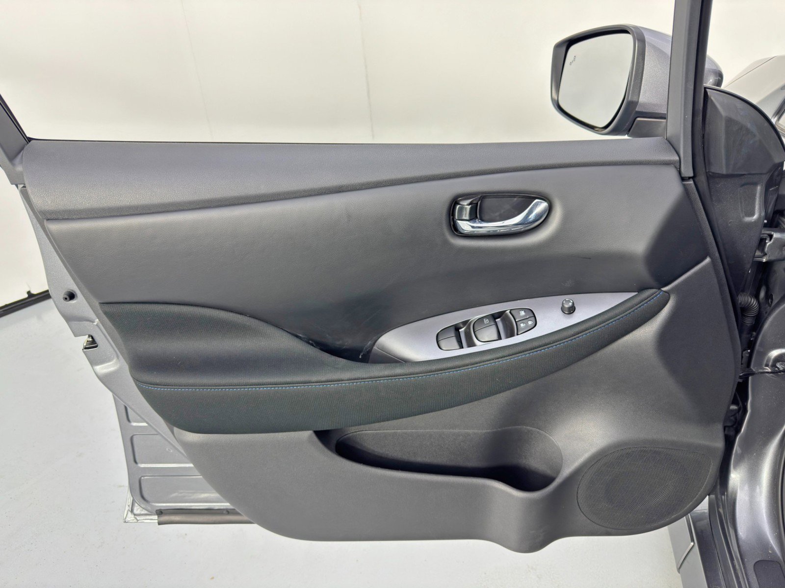 Used 2025 Nissan Leaf S image 33