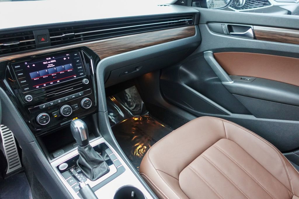 Used 2022 Volkswagen Passat 2.0T image 21