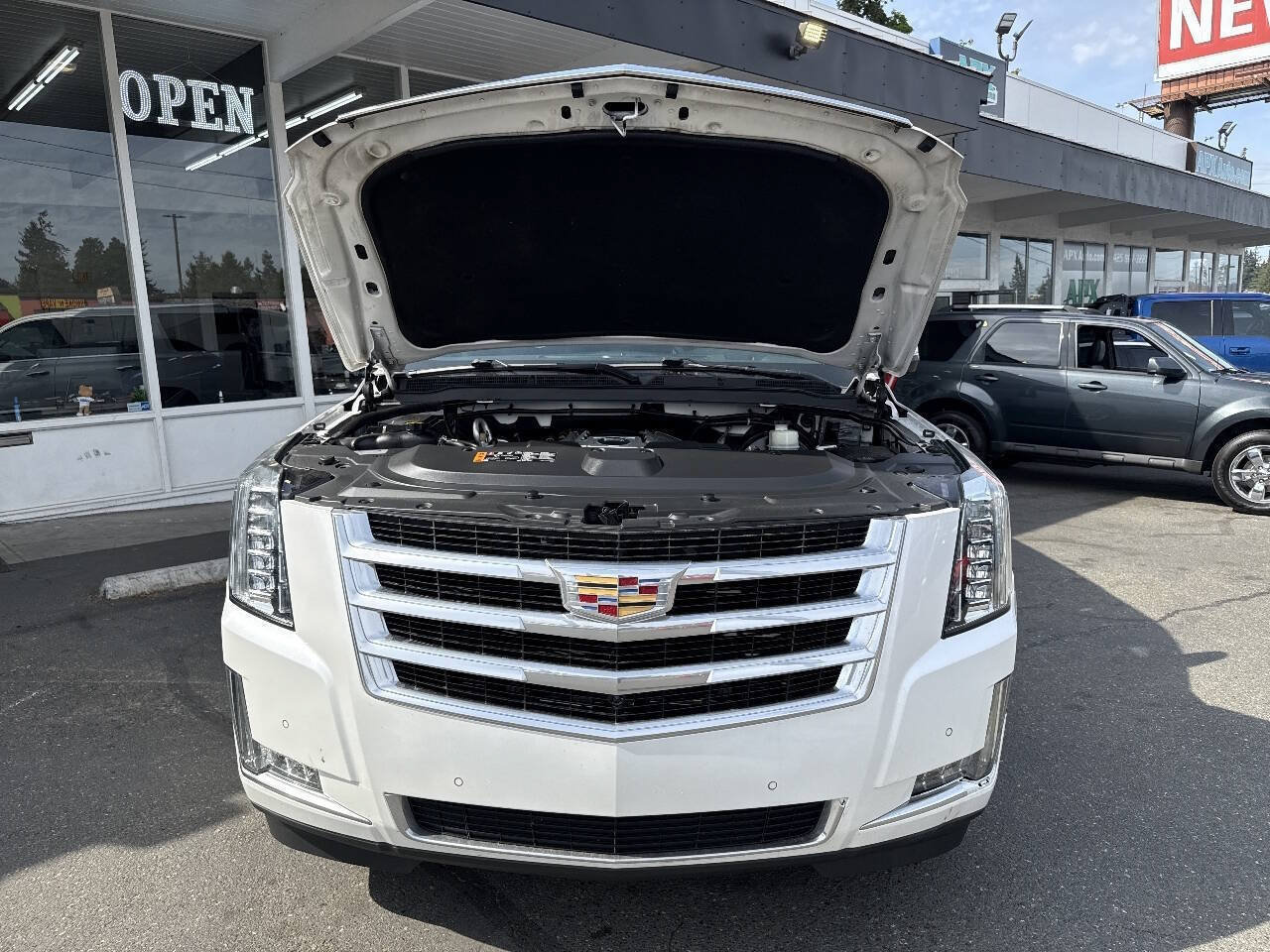 Used 2018 Cadillac Escalade Luxury AWD/4WD image 10