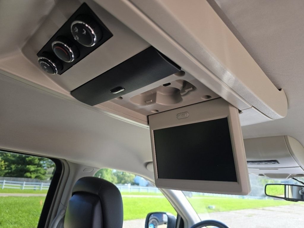 Used 2016 Chrysler Town & Country Touring FWD image 10