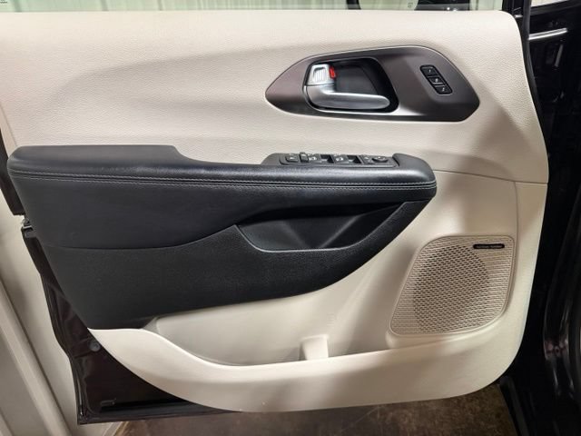 Used 2017 Chrysler Pacifica Limited FWD image 12