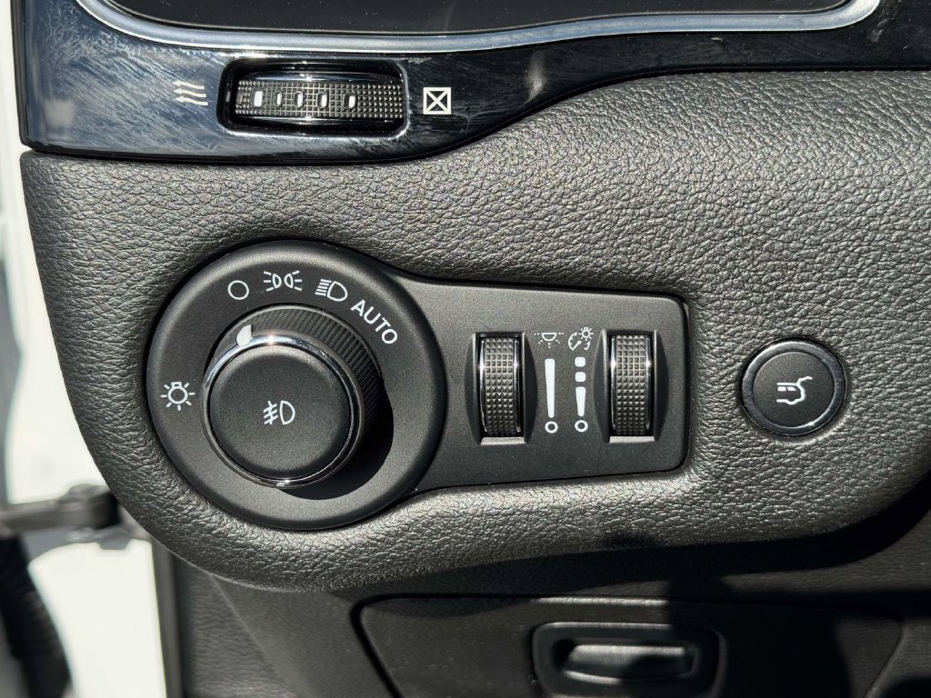 Used 2023 Jeep Cherokee Altitude Lux AWD/4WD image 29