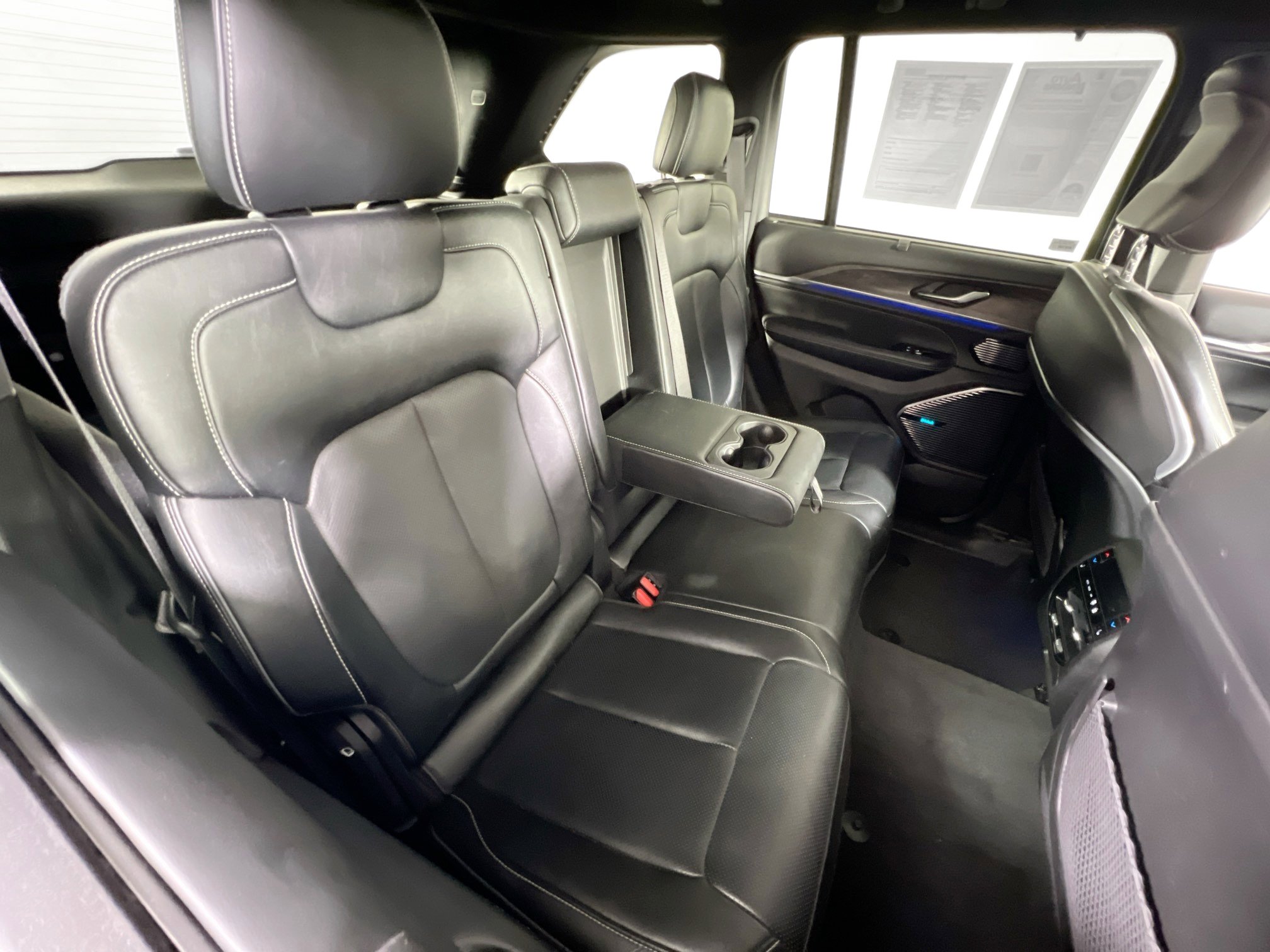 Used 2022 Jeep Grand Cherokee Overland w/ Luxury Tech Group IV image 26