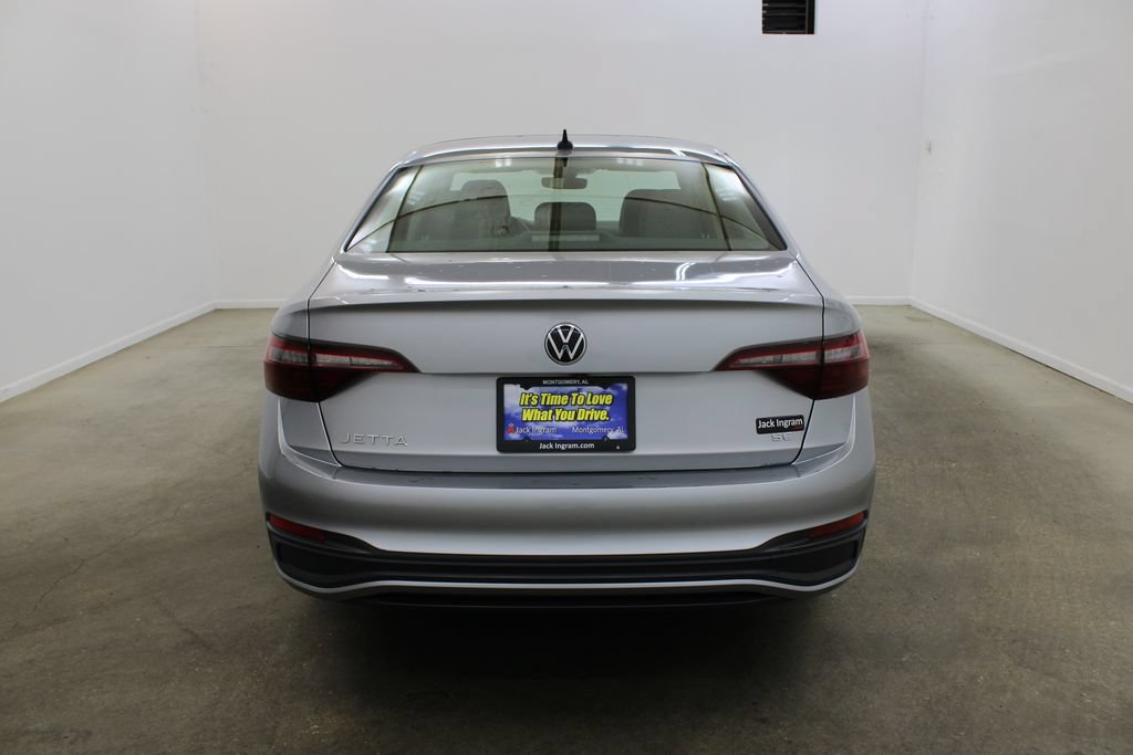 Used 2024 Volkswagen Jetta SE FWD image 4