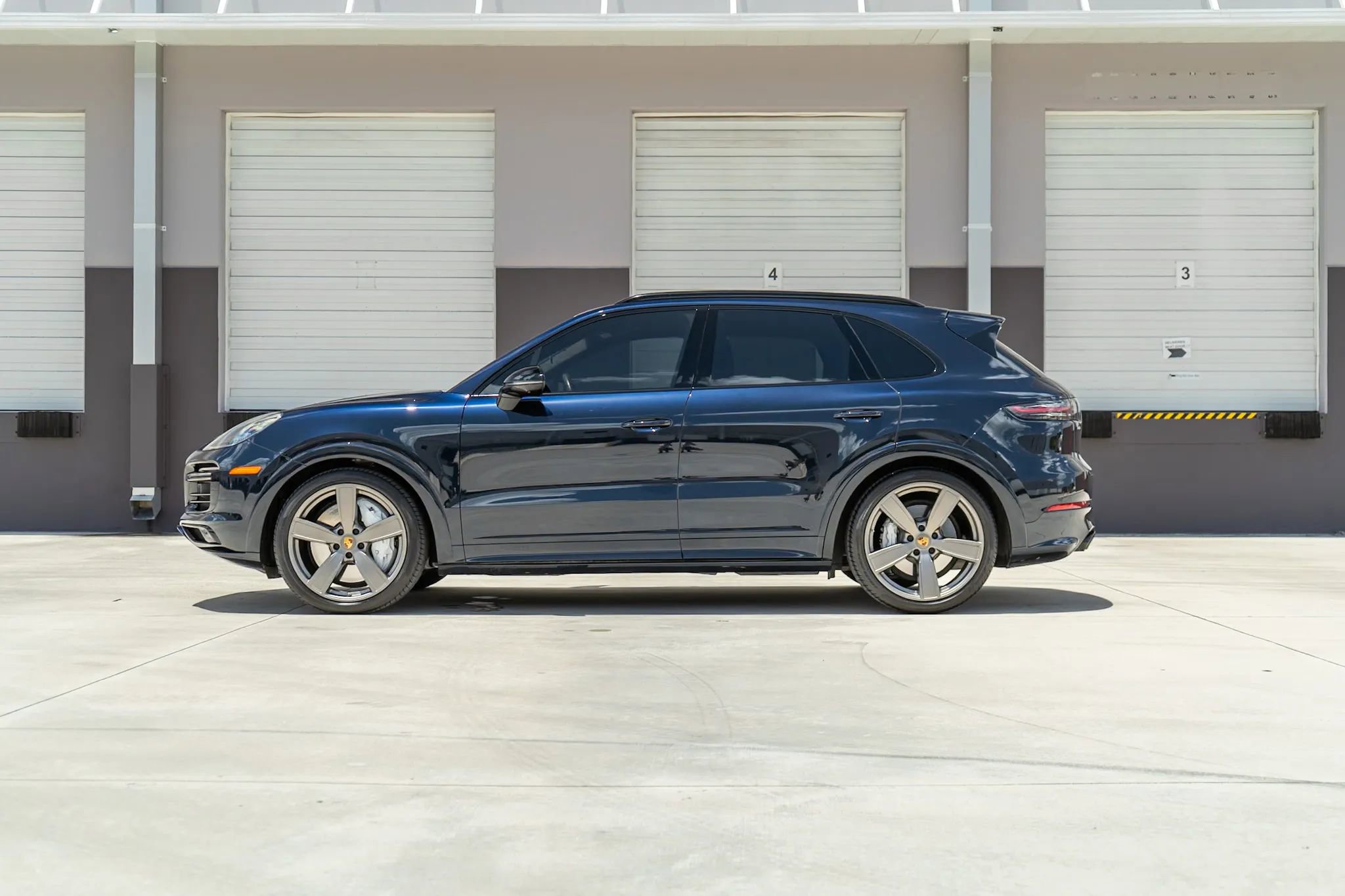 Used 2022 Porsche Cayenne Turbo image 3