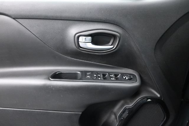 Used 2018 Jeep Renegade Altitude FWD image 24