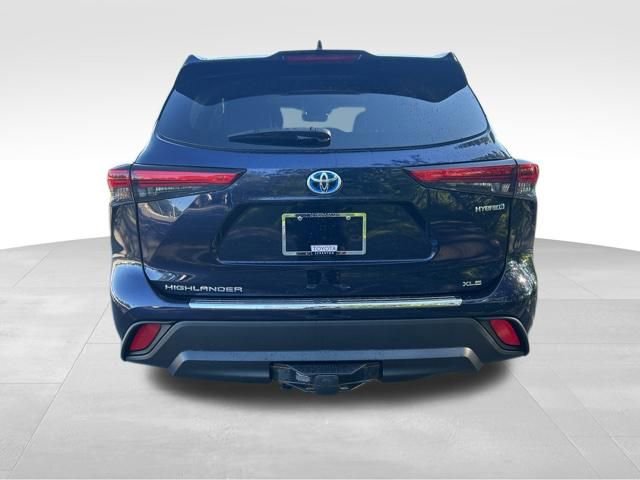 Used 2021 Toyota Highlander XLE AWD/4WD image 5
