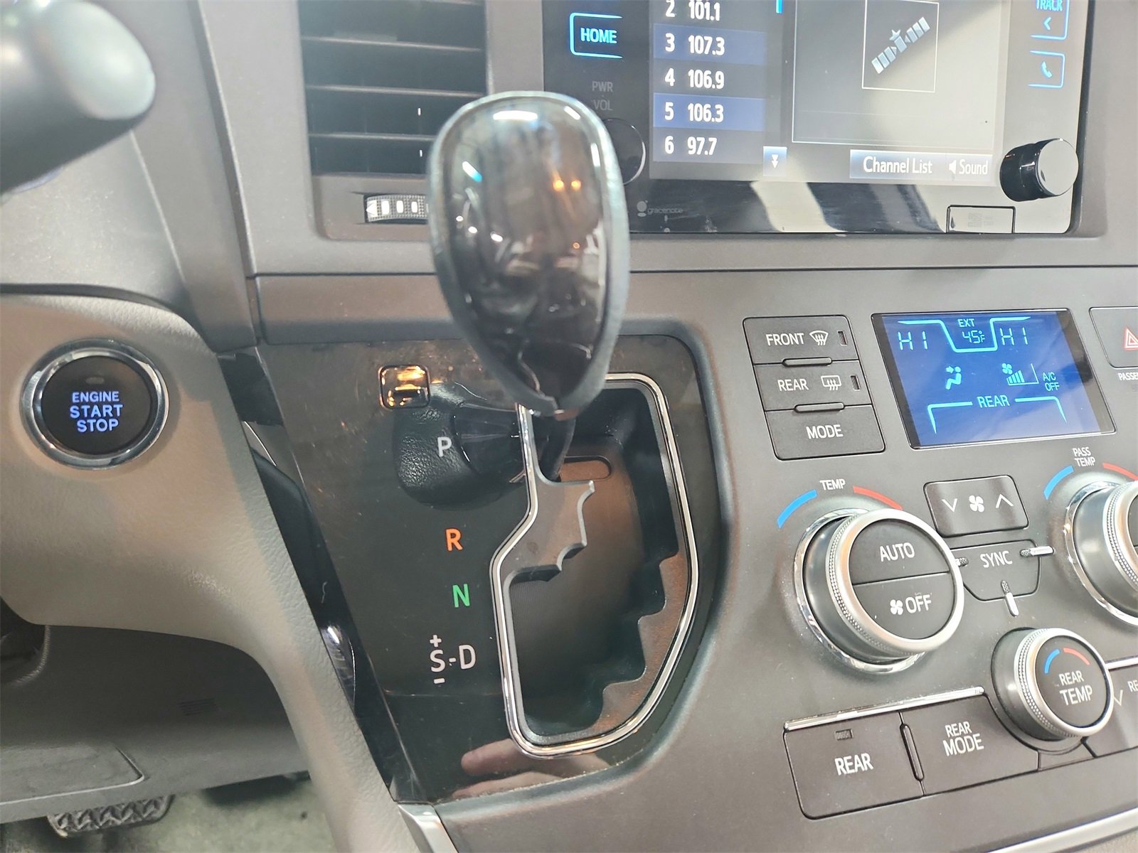 Used 2015 Toyota Sienna XLE Premium image 25