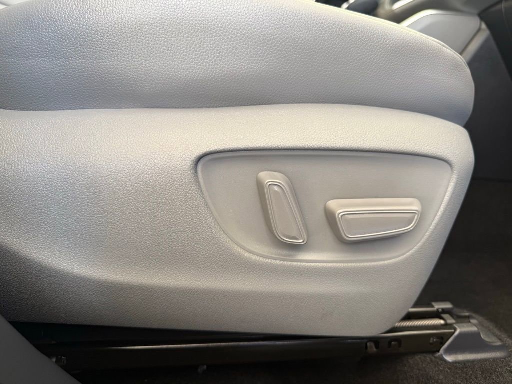 Used 2025 Toyota Highlander XLE image 22