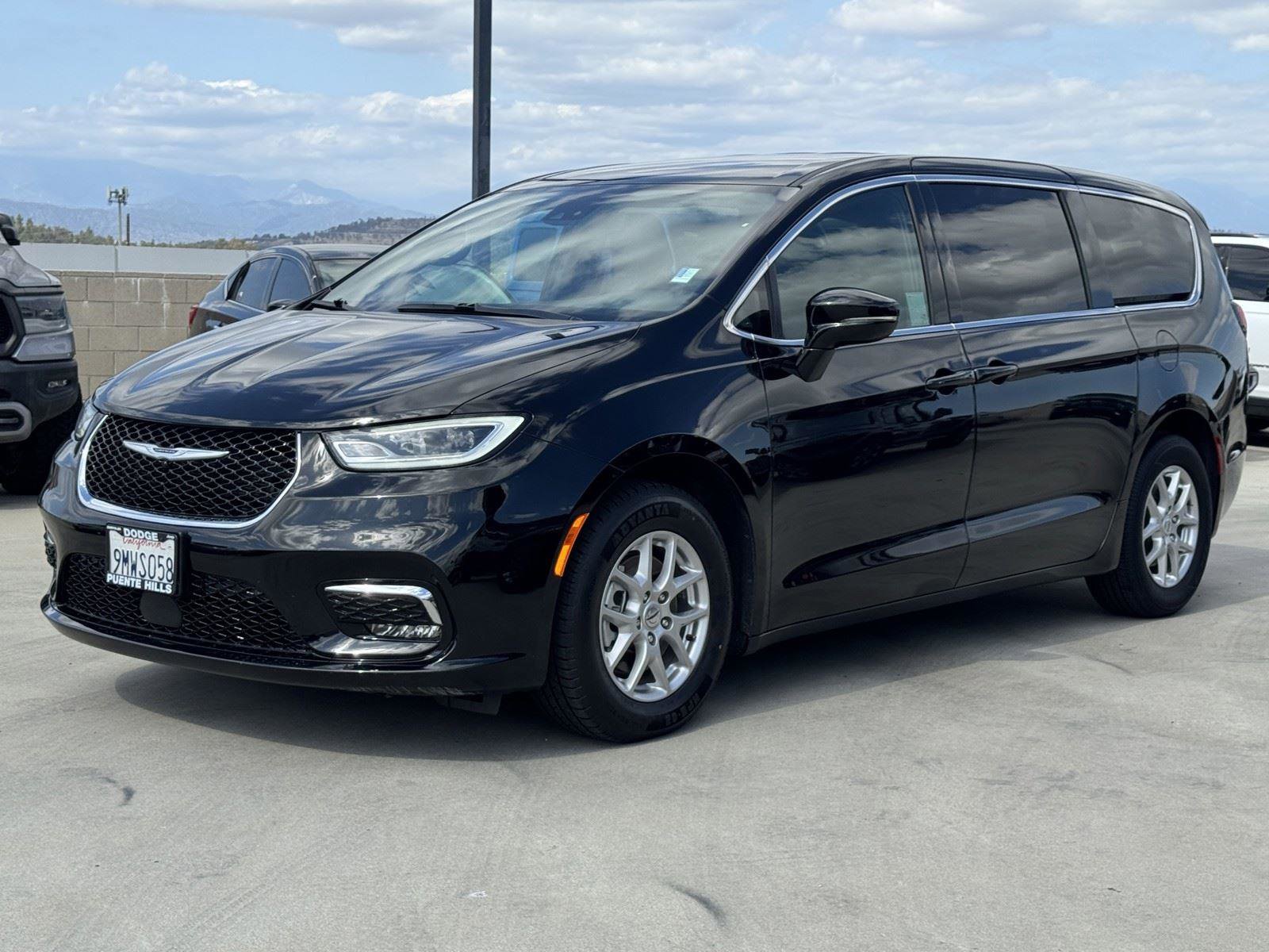 Used 2024 Chrysler Pacifica Touring FWD image 3