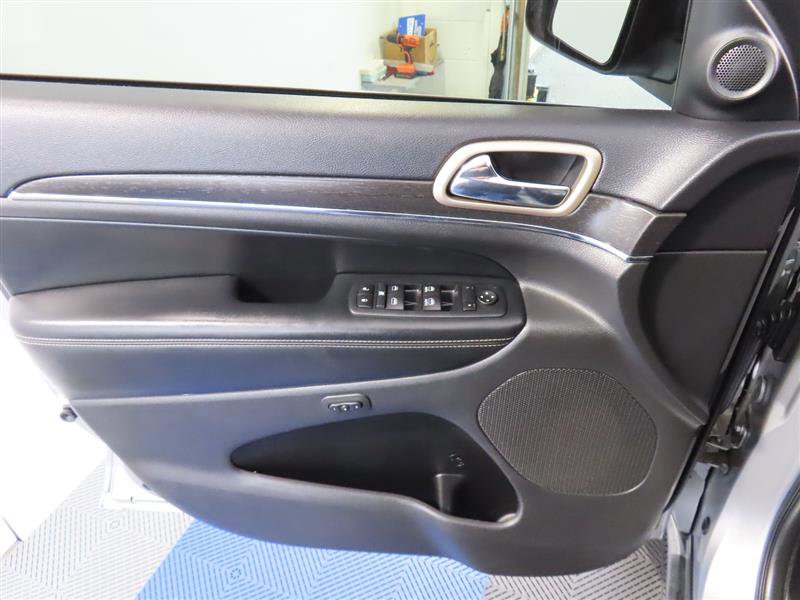 Used 2015 Jeep Grand Cherokee Limited w/ Luxury Group II image 16