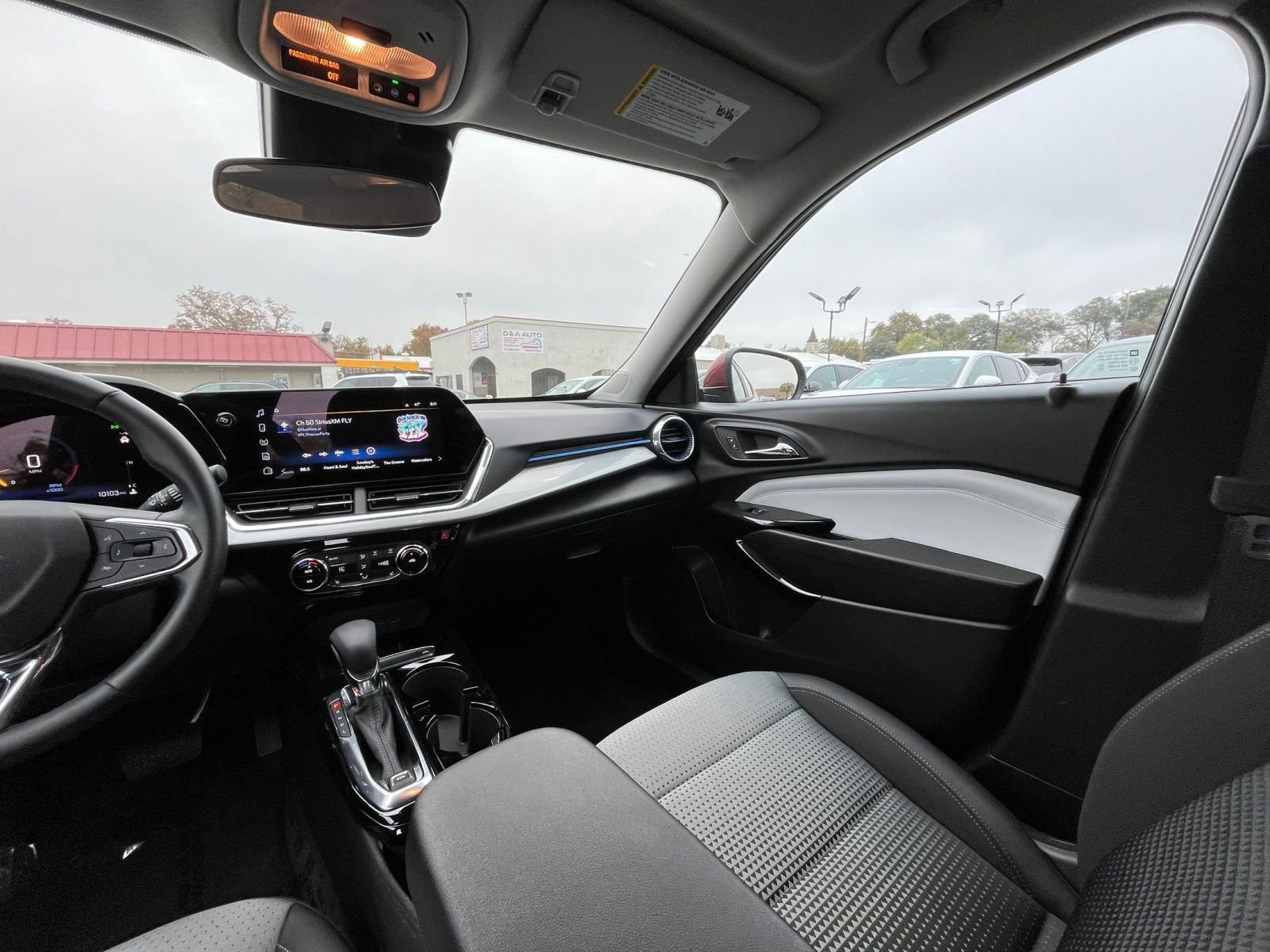 Used 2025 Chevrolet Trax LT w/ LT Convenience Package image 29