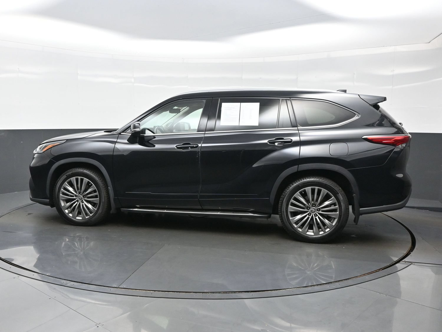 Used 2020 Toyota Highlander Platinum AWD/4WD image 3