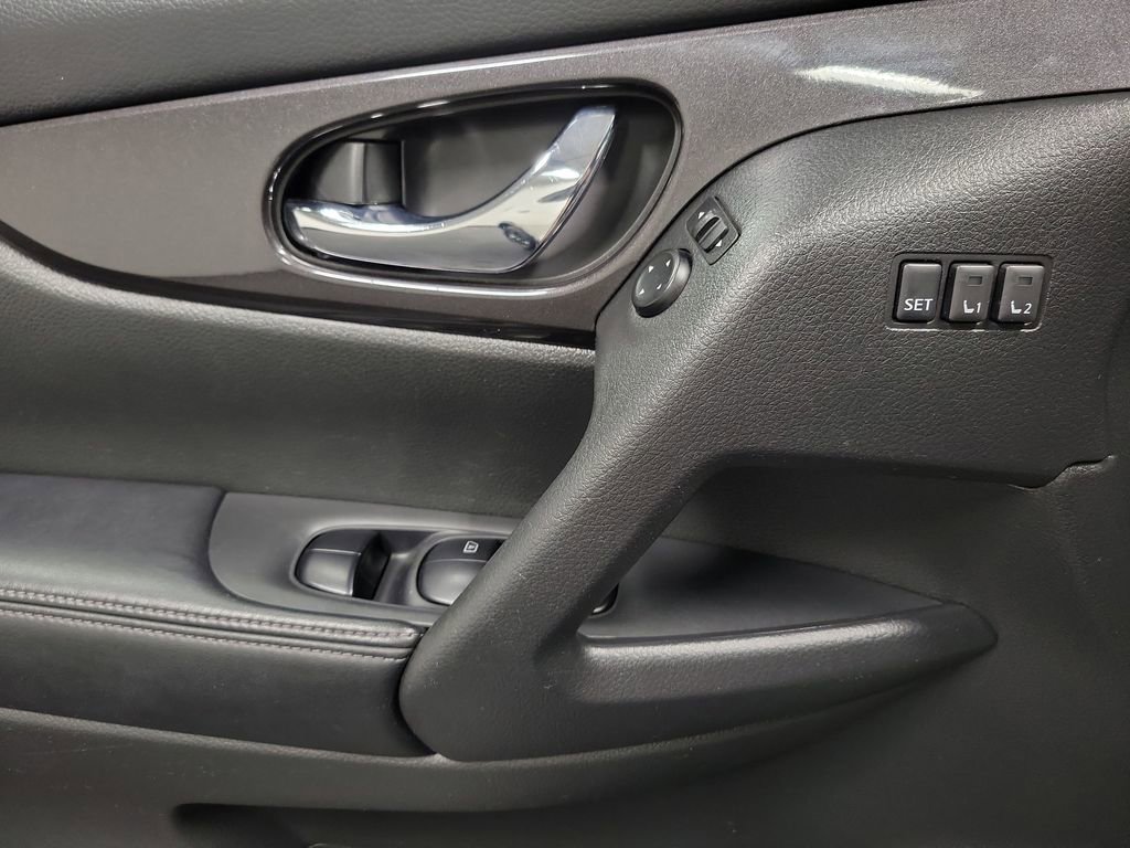 Used 2018 Nissan Rogue SV w/ Premium Package image 21