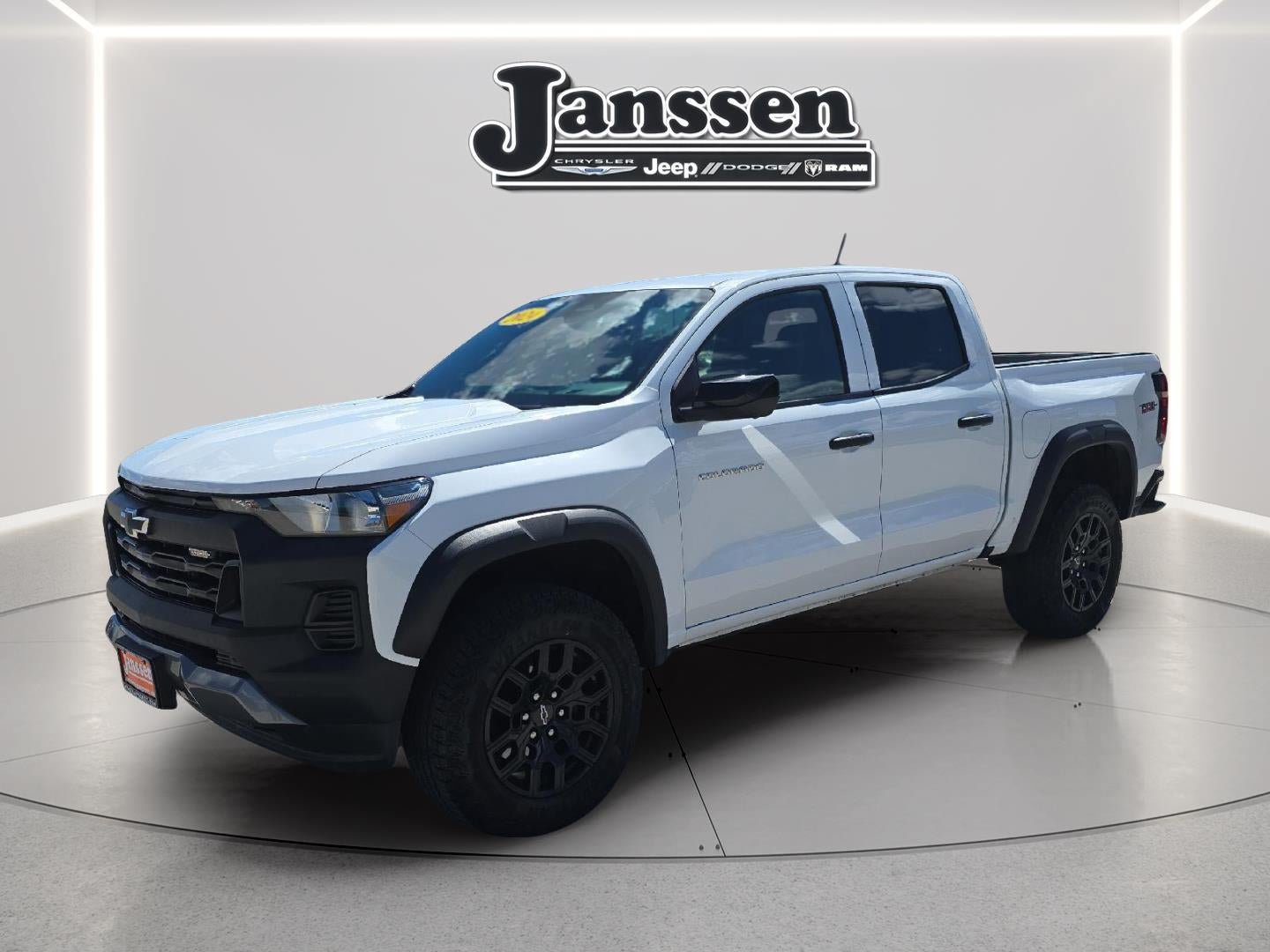 Used 2024 Chevrolet Colorado Trail Boss w/ Technology Package AWD/4WD image 1