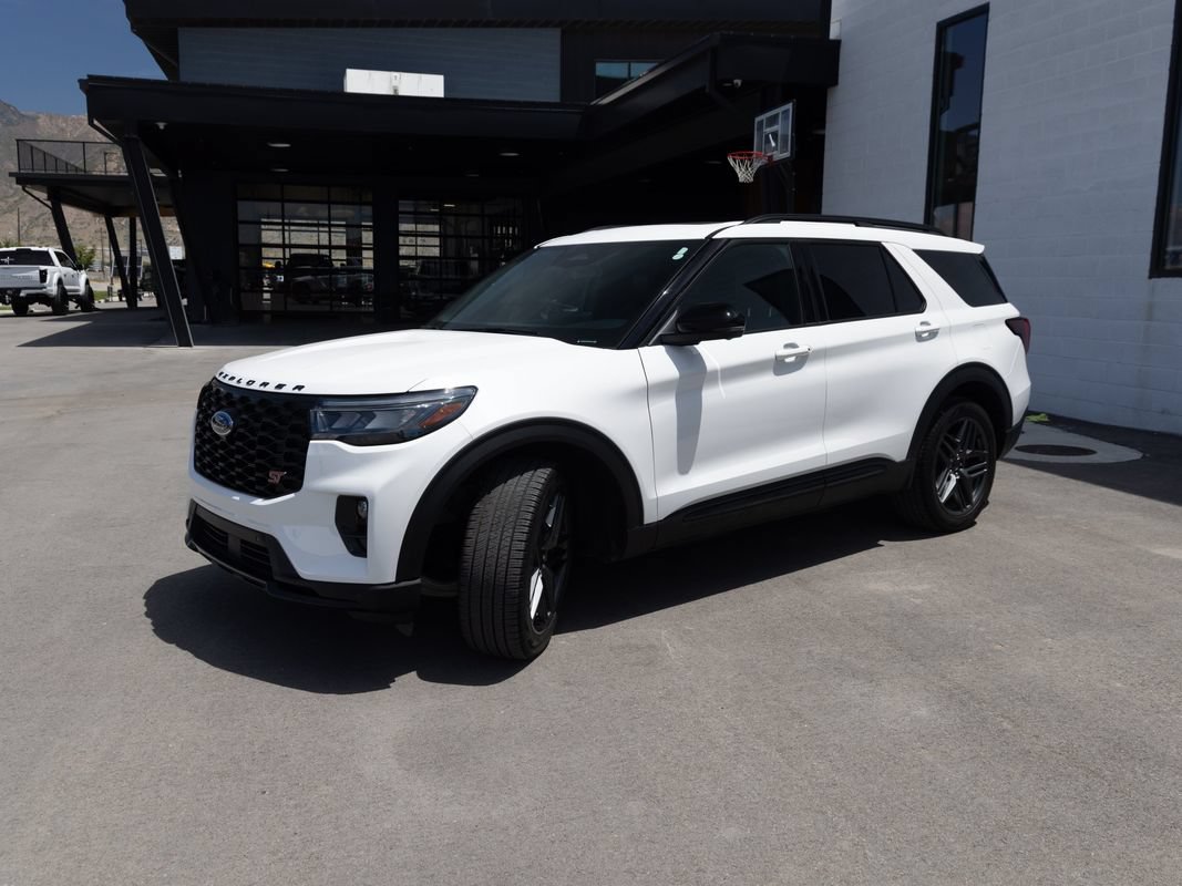 Used 2025 Ford Explorer ST AWD/4WD image 3