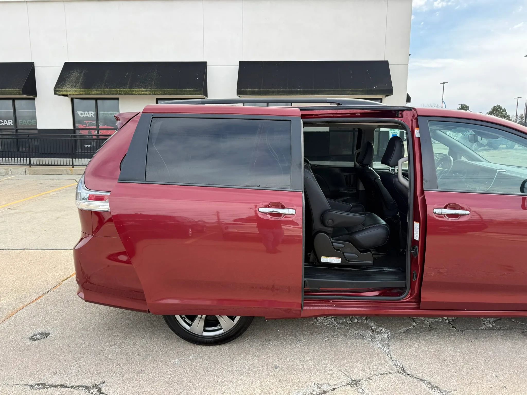 Used 2018 Toyota Sienna SE FWD image 23