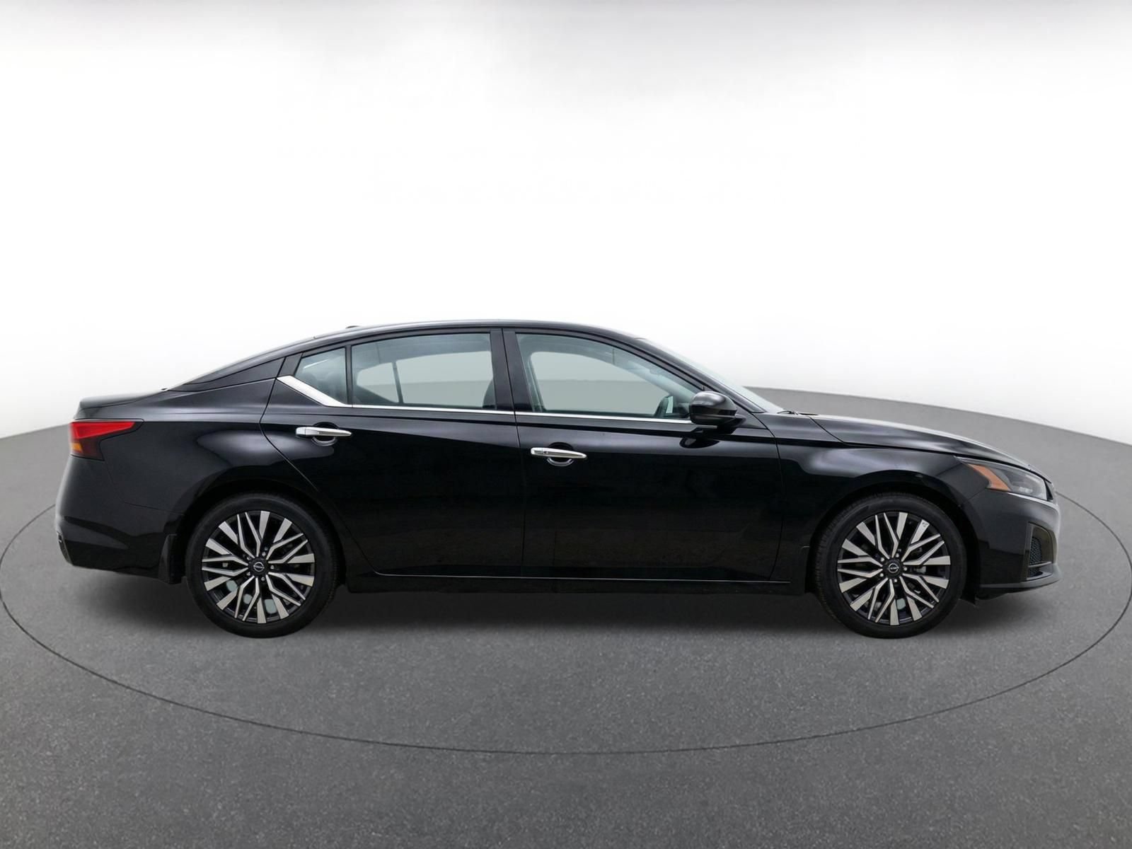 Used 2025 Nissan Altima 2.5 SV FWD image 13