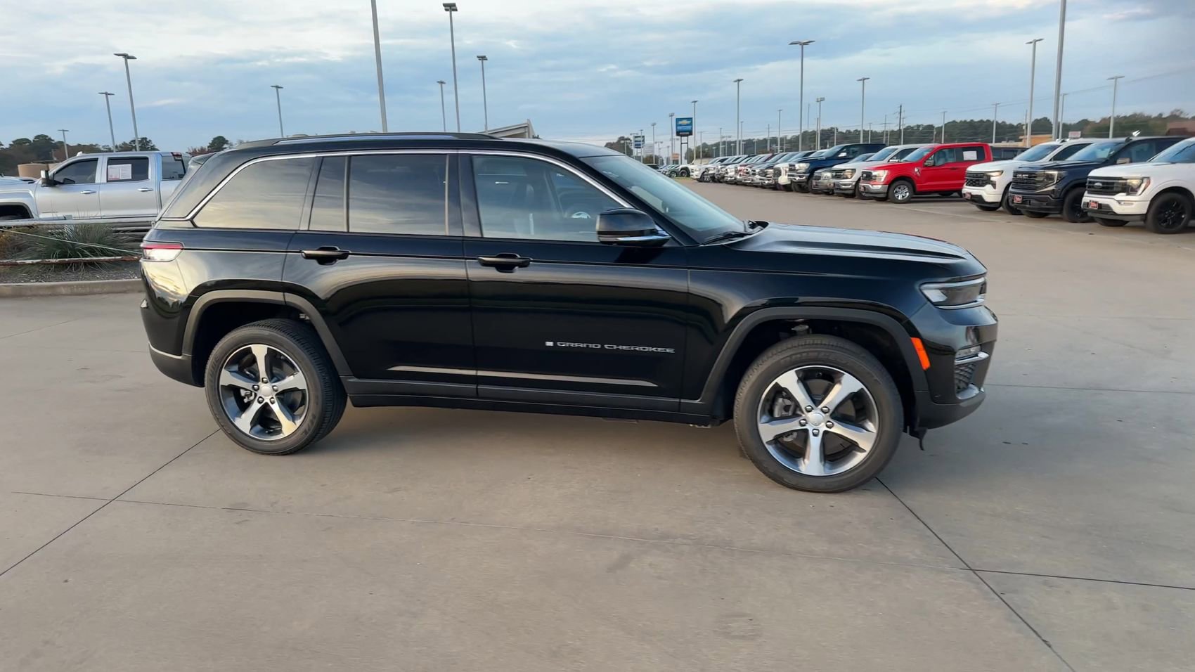 New 2023 Jeep Grand Cherokee 4WD 4xe w/ Luxury Tech Group II image 9