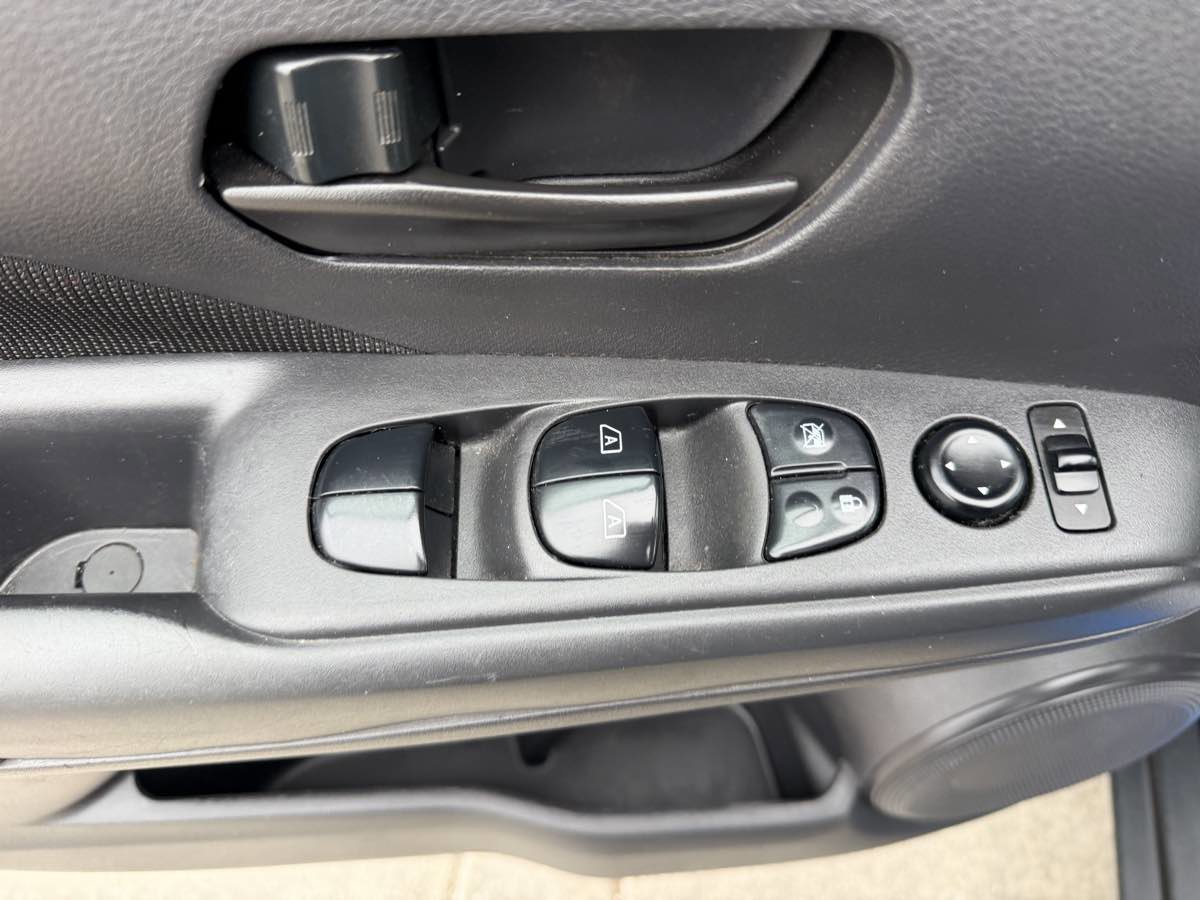 Used 2022 Nissan Kicks S image 11