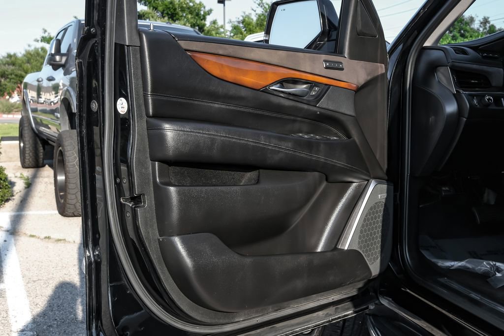 Used 2018 Cadillac Escalade Luxury RWD image 40