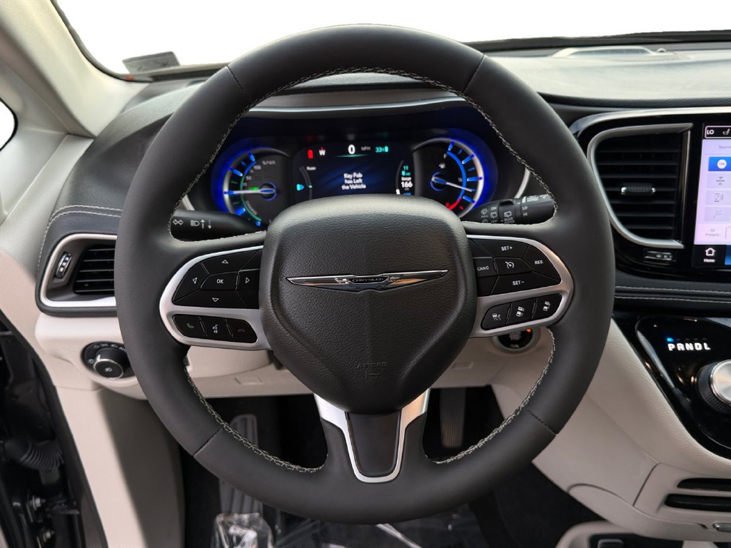 Used 2022 Chrysler Pacifica Touring-L w/ Uconnect Theater Family Group FWD image 18