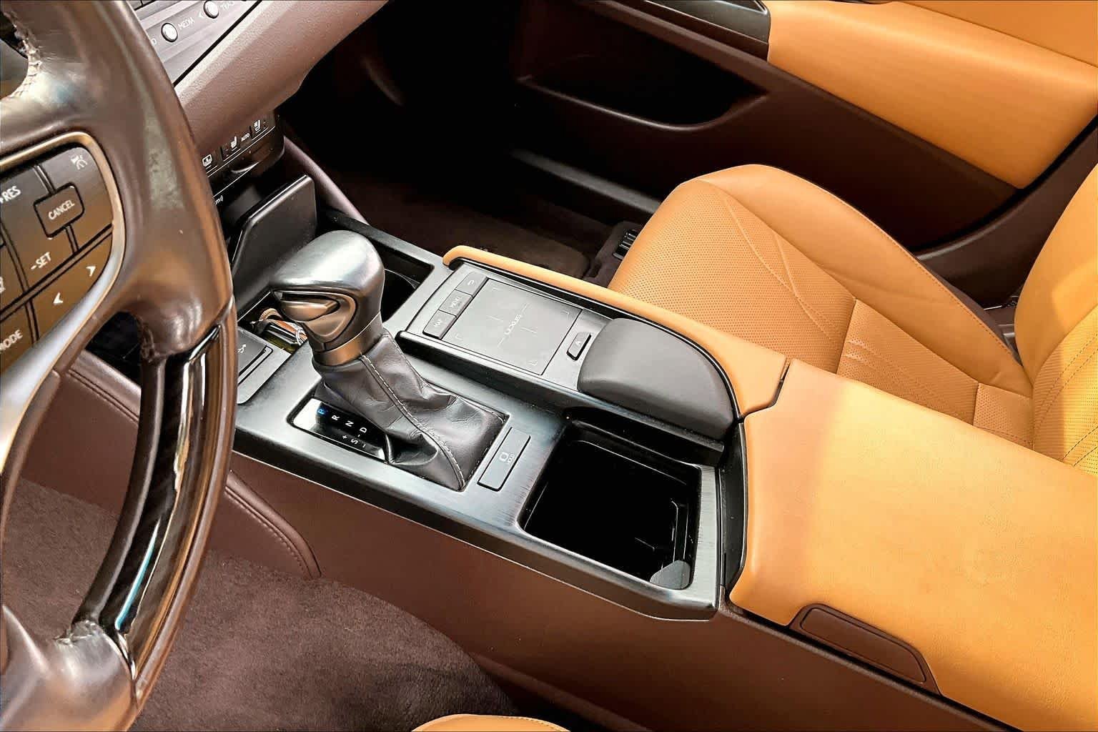 Used 2019 Lexus ES 350 Ultra Luxury w/ Accessory Package 2 FWD image 17