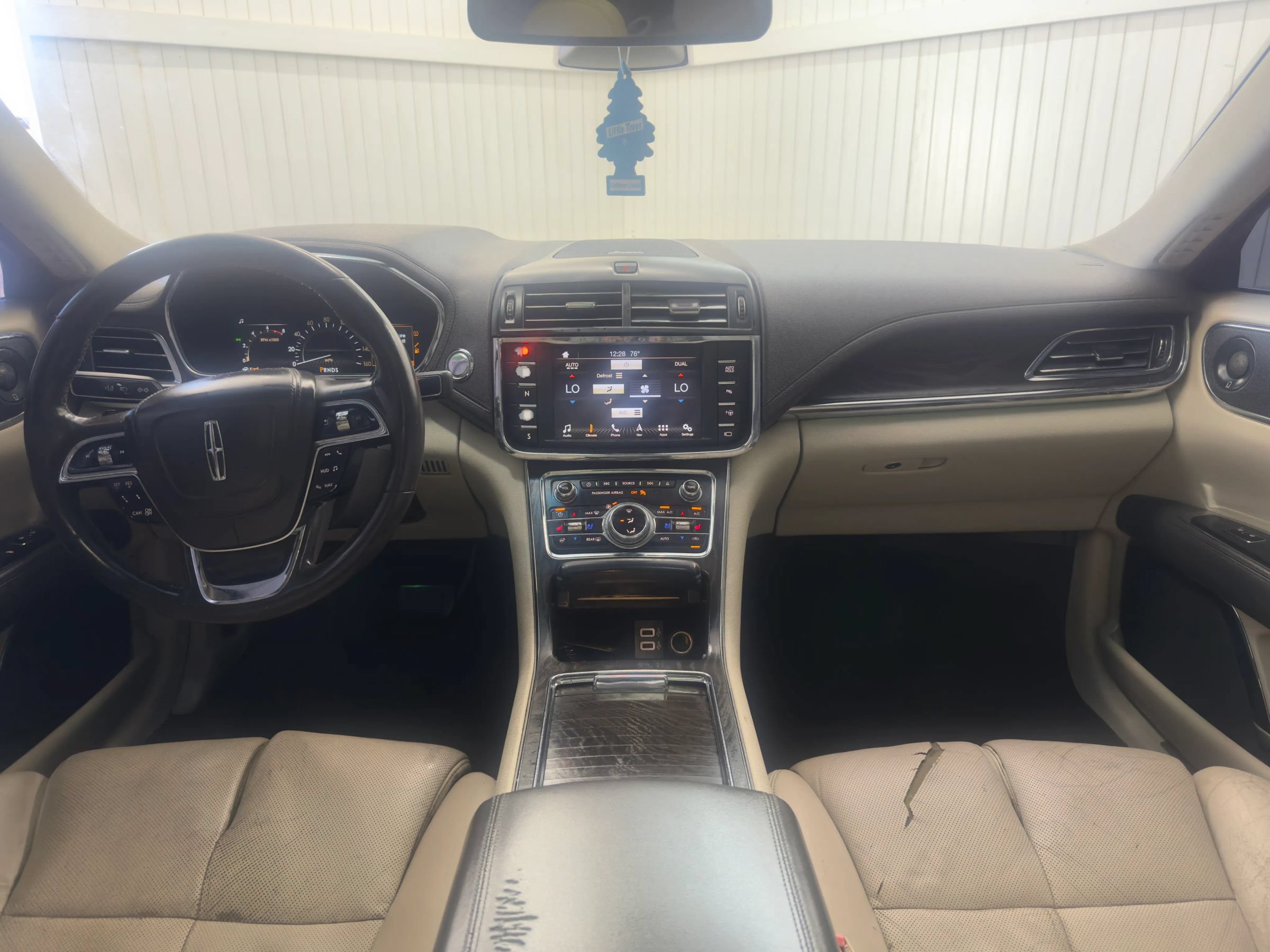 Used 2017 Lincoln Continental Select w/ Technology Package FWD image 16