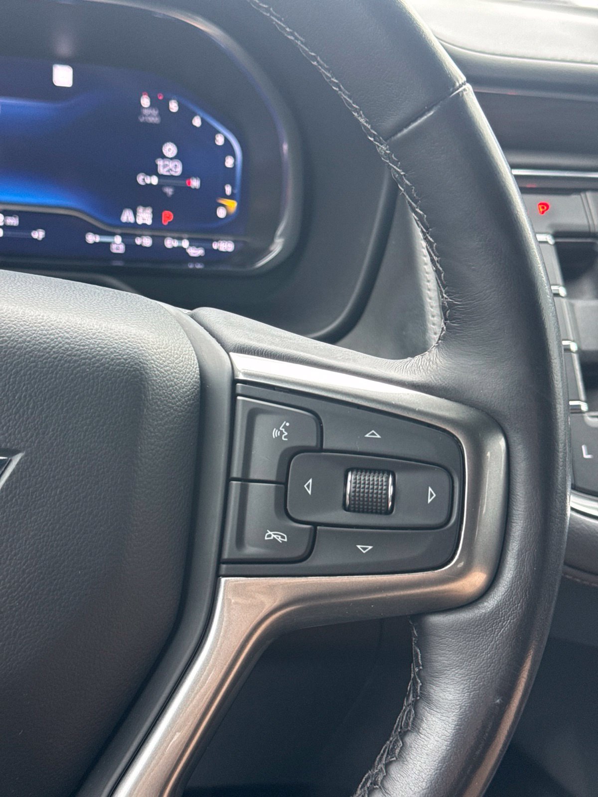 Used 2022 Chevrolet Tahoe Z71 w/ Luxury Package AWD/4WD image 23