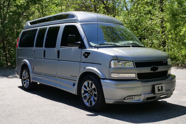 Used 2025 Chevrolet Express 2500 w/ Driver Convenience Package image 4