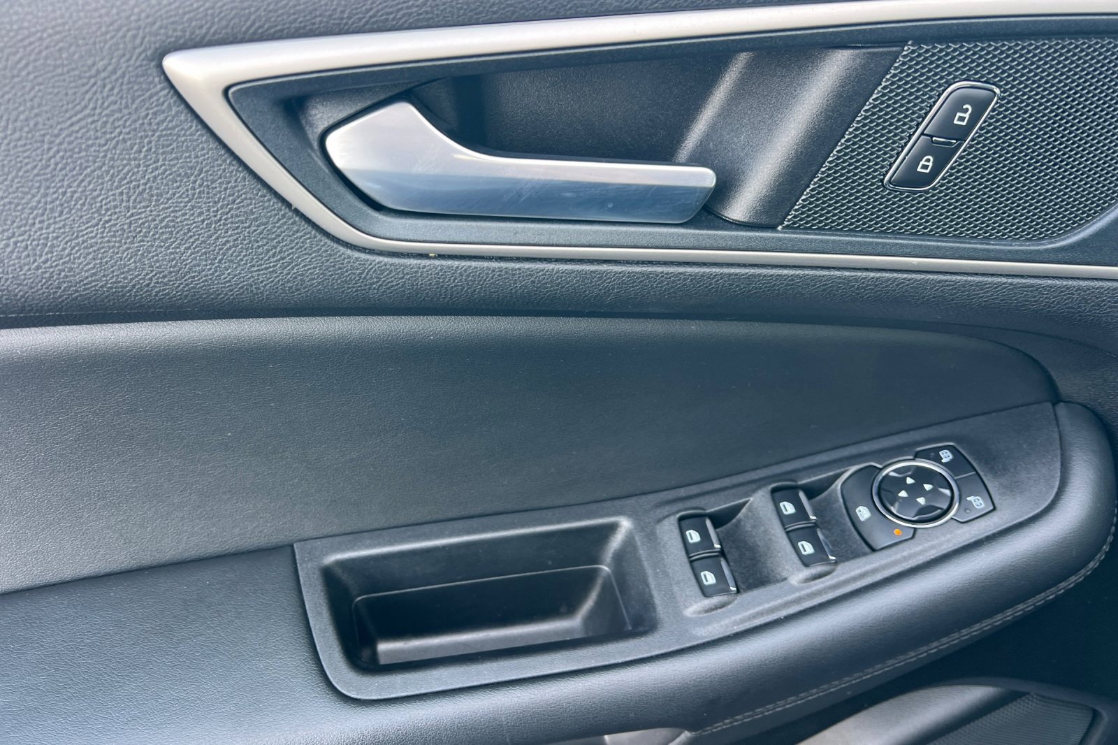 Used 2024 Ford Edge SEL image 8