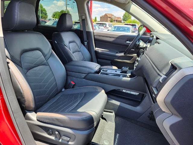 Certified 2025 Nissan Pathfinder Platinum AWD/4WD image 23