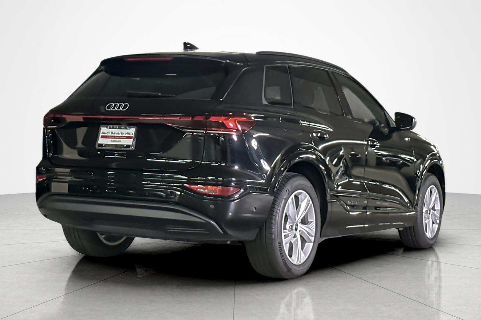 Used 2025 Audi Q6 e-tron Premium w/ Convenience Package RWD image 5