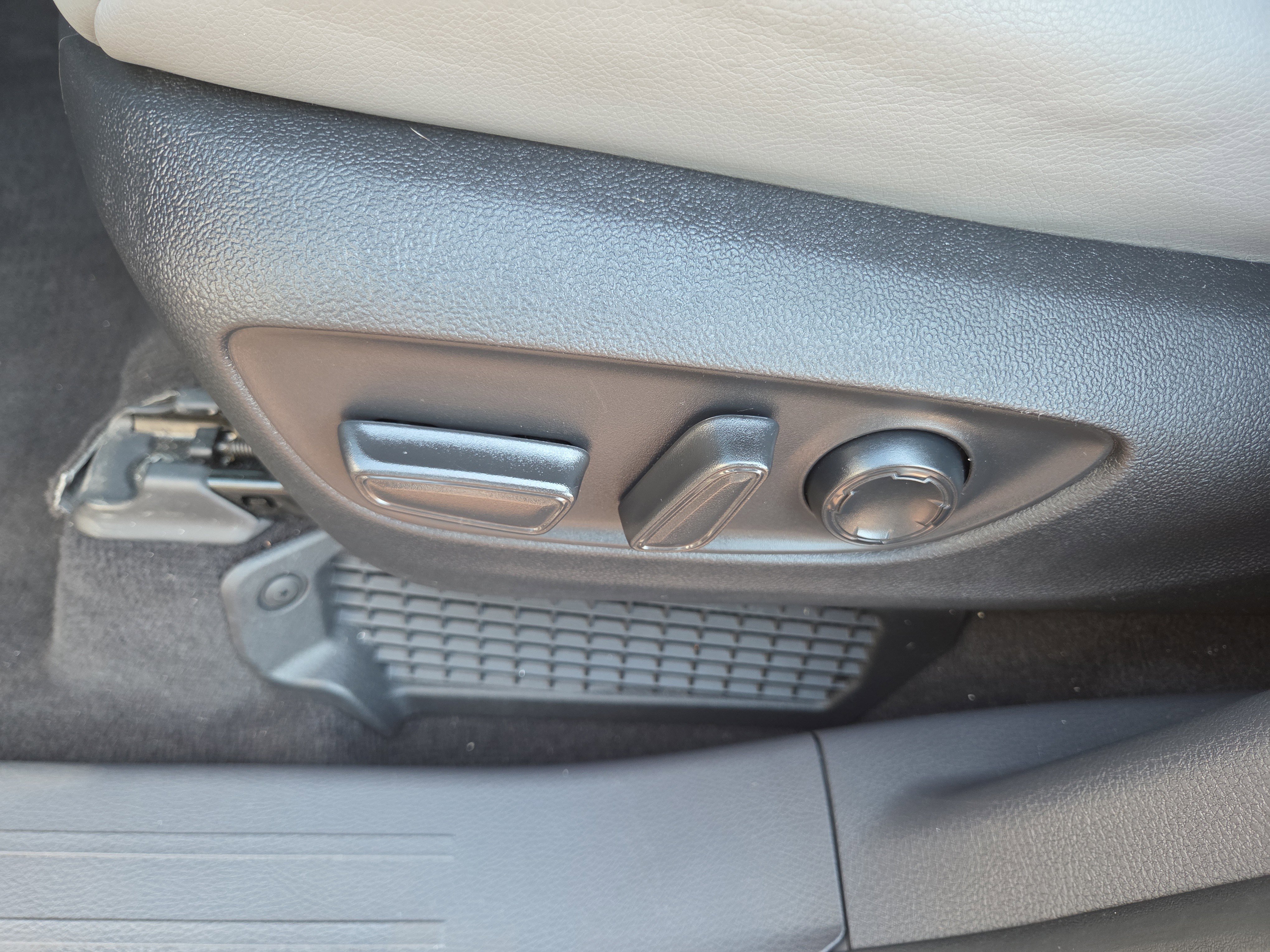 Used 2023 Toyota Sienna XLE w/ XLE Plus Package image 32