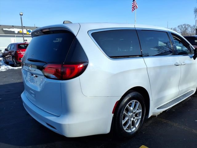 Used 2021 Chrysler Voyager LX FWD image 5