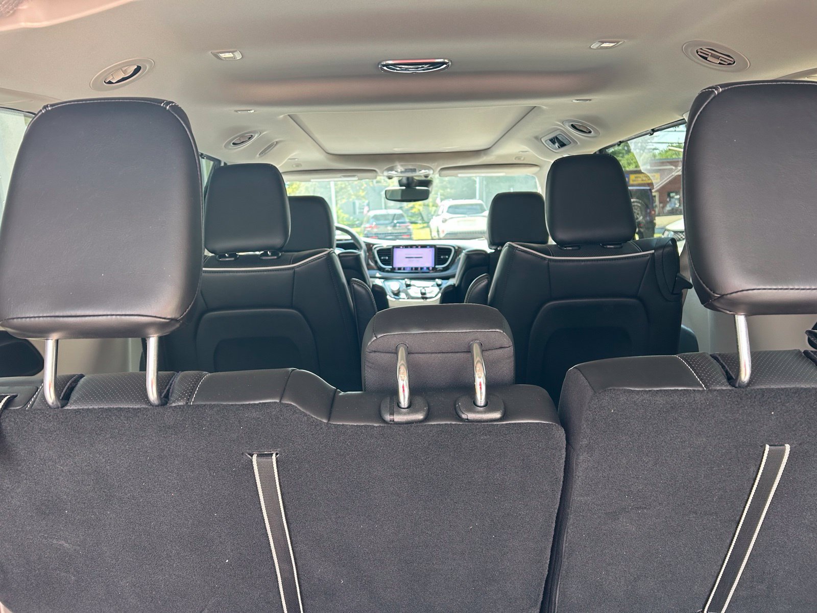 Used 2023 Chrysler Pacifica Limited w/ Uconnect Theater Family Group FWD image 8