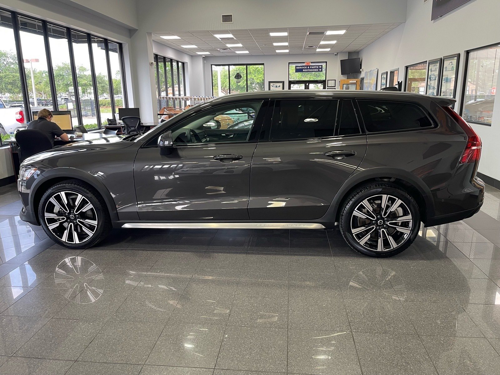 Used 2024 Volvo V60 B5 Cross Country Ultimate AWD/4WD image 2