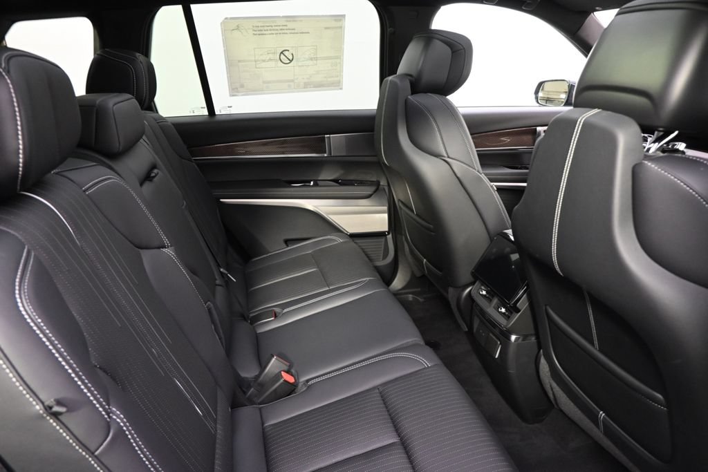 New 2027 Cadillac Vistiq Luxury w/ LPO, Floor Liner Package AWD/4WD image 18