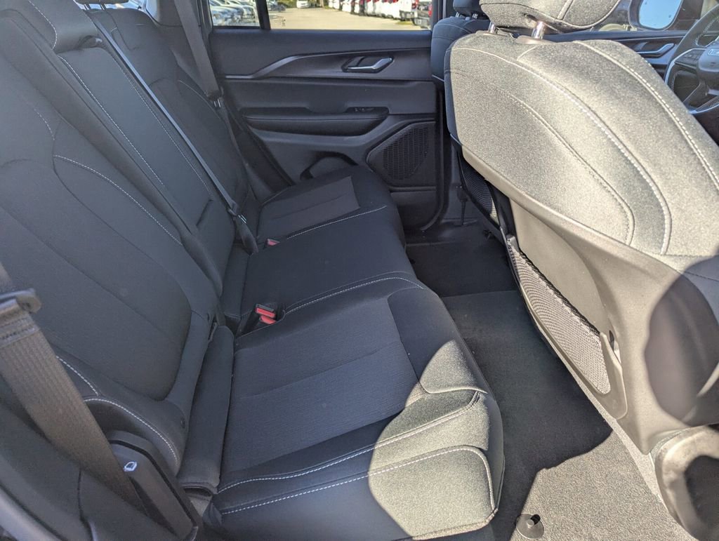 Used 2025 Jeep Grand Cherokee Laredo X w/ Trailer Tow Package image 13