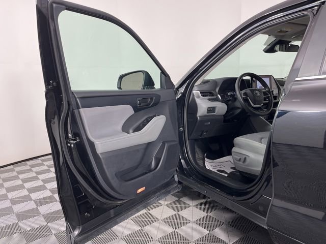 Used 2023 Toyota Highlander L image 16