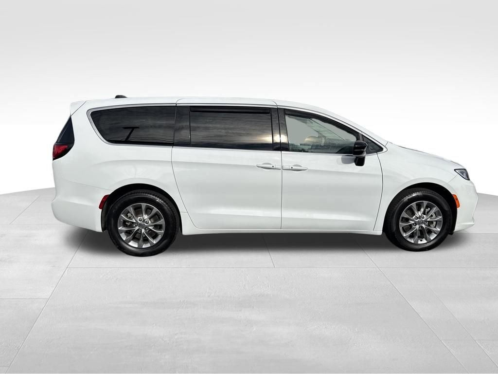 Used 2024 Chrysler Pacifica Touring-L image 12