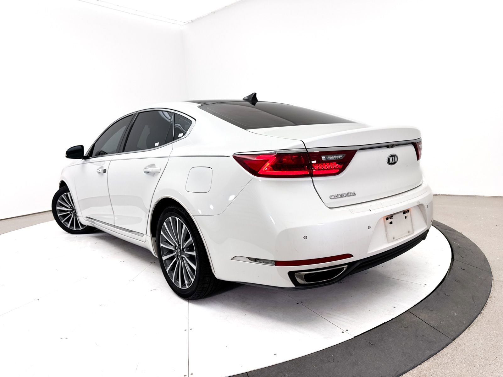 Used 2017 Kia Cadenza Technology FWD image 2