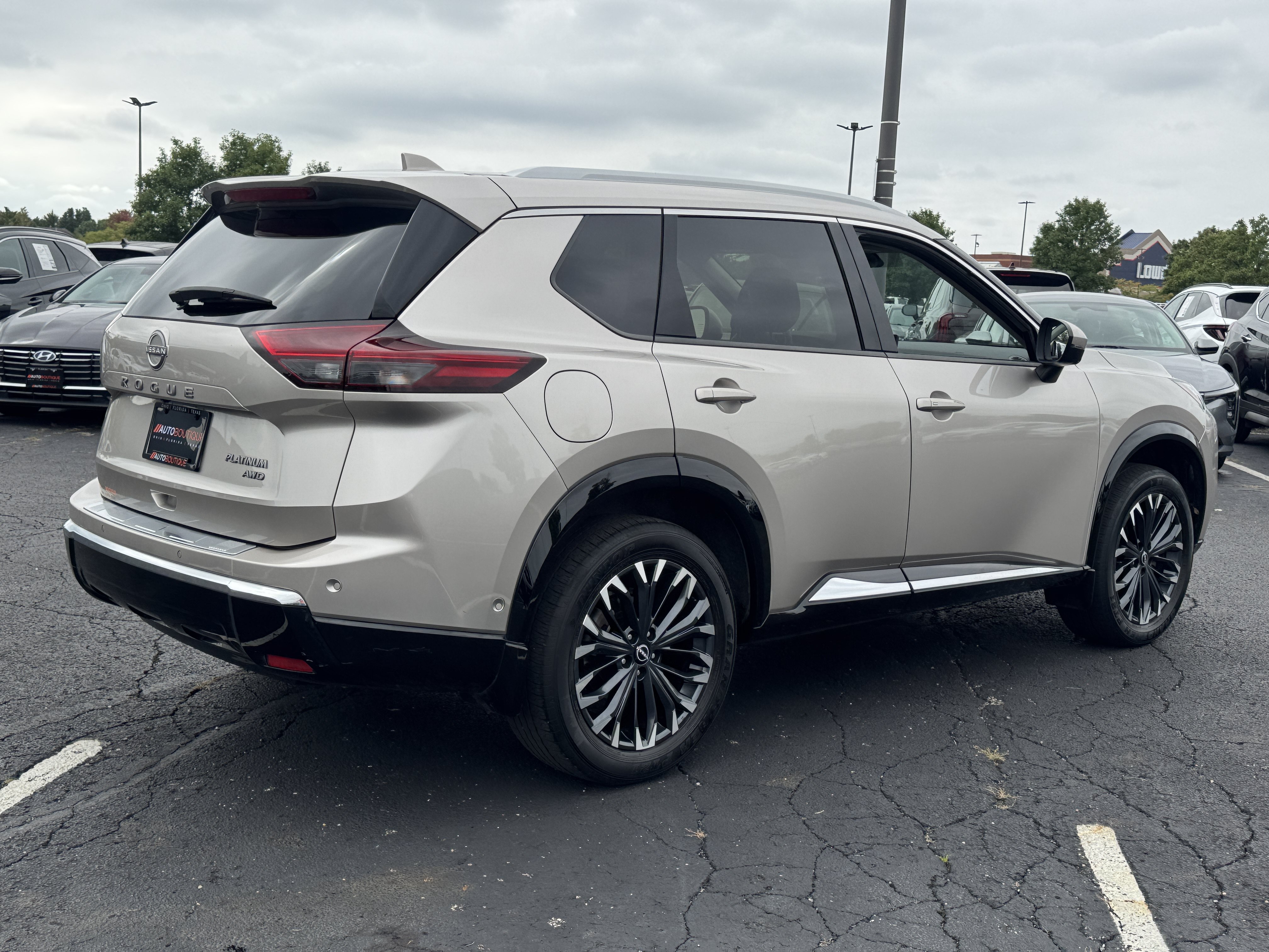 Used 2024 Nissan Rogue Platinum w/ Platinum Premium Package AWD/4WD image 12