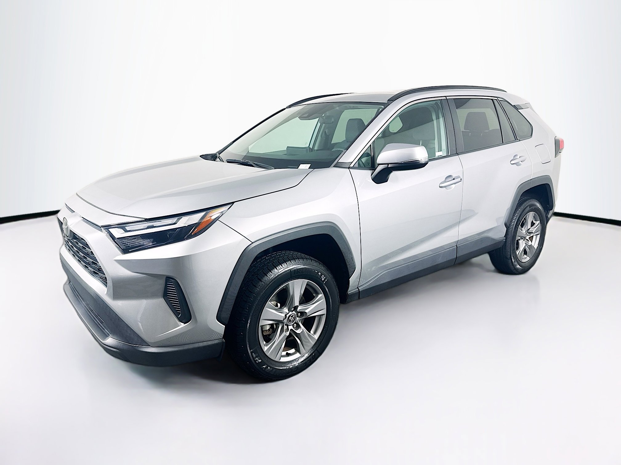 Used 2022 Toyota RAV4 XLE image 3