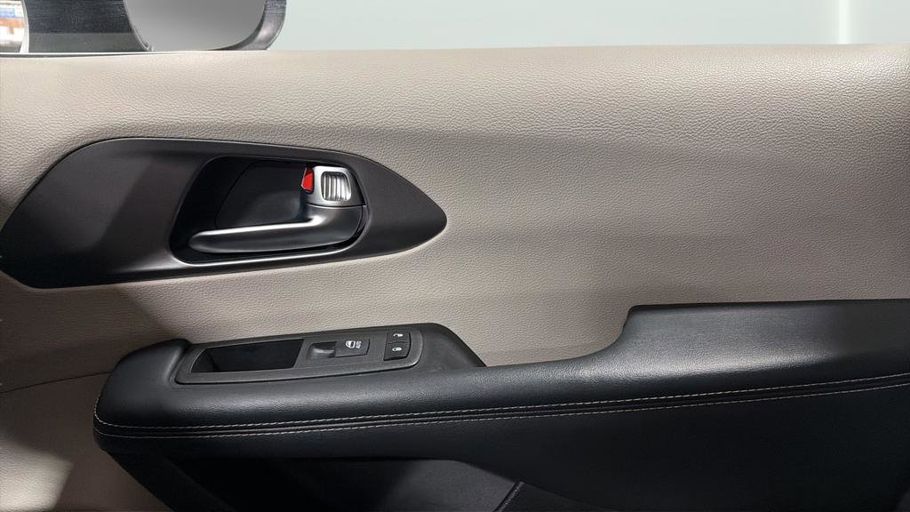 Used 2023 Chrysler Pacifica Touring-L image 13